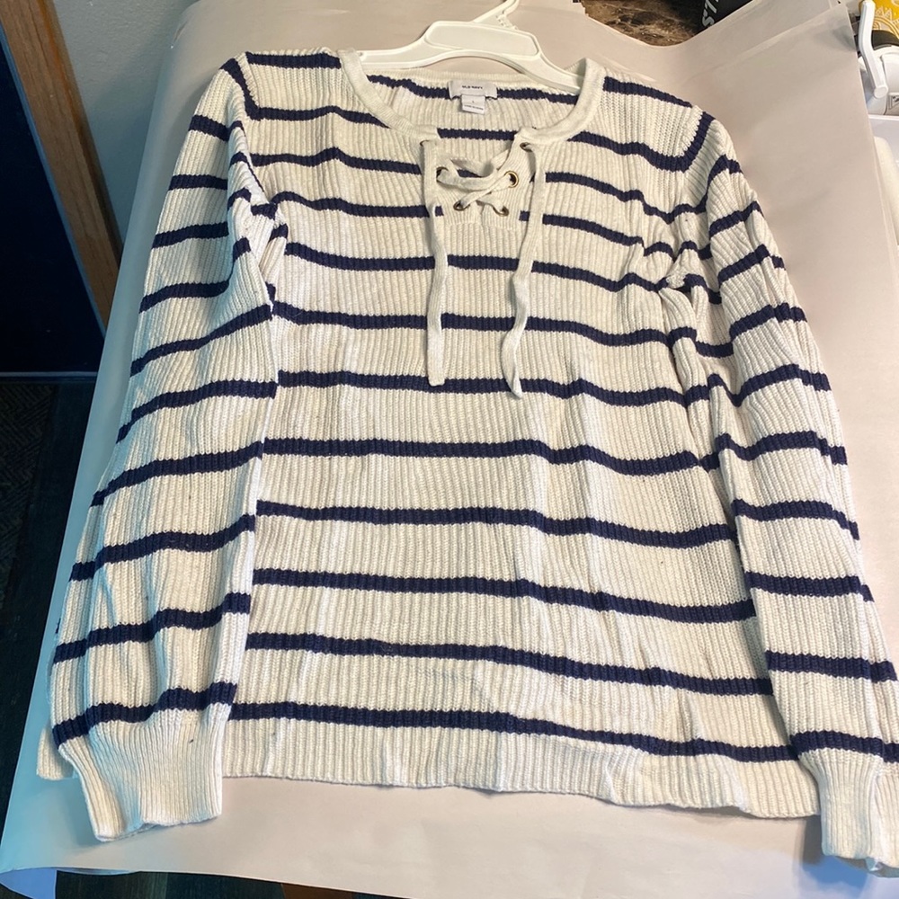 Old navy navy blue and white sweater